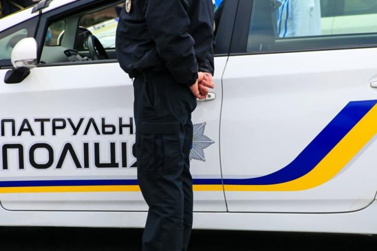 Повалили на землю і били ногами: на Одещині судитимуть трьох патрульних поліцейських